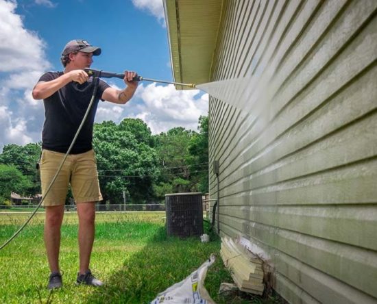 using a pressure washer on vinyl siding