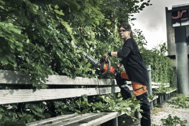 Husqvarna 40V 24-Inch Cordless Hedge Trimmer 520iHD60