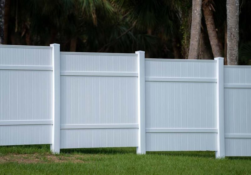 white vinyl fence