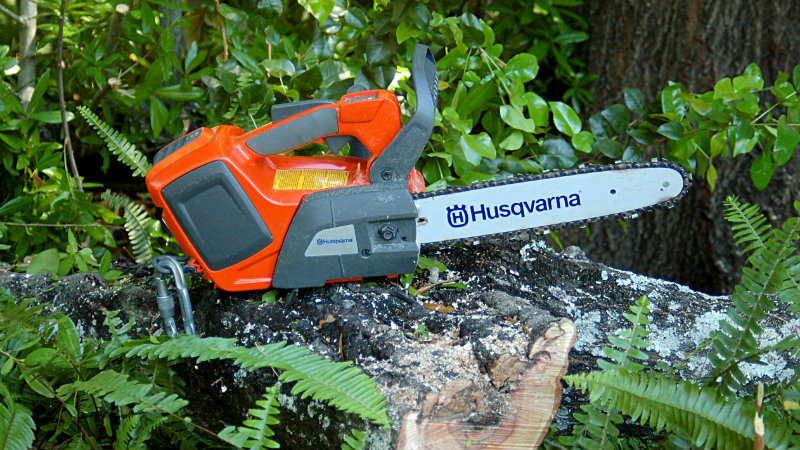 Husqvarna 36V Chainsaw This is Lithium-Ion Powered