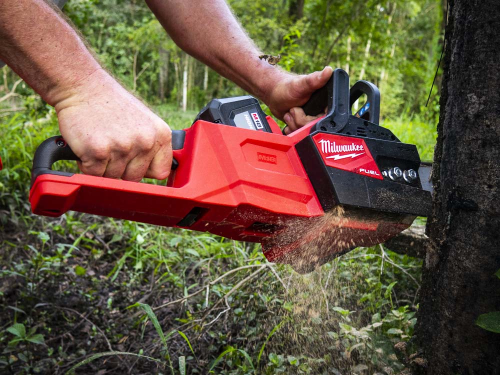 https://opereviews.com/wp-content/uploads/sites/3/2018/10/Milwaukee-M18-Chainsaw-Felling_15.jpg