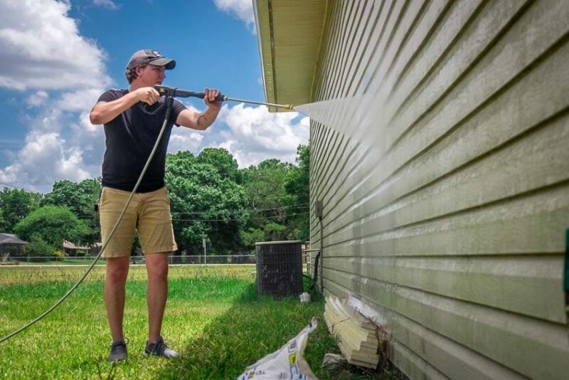 using a pressure washer on vinyl siding