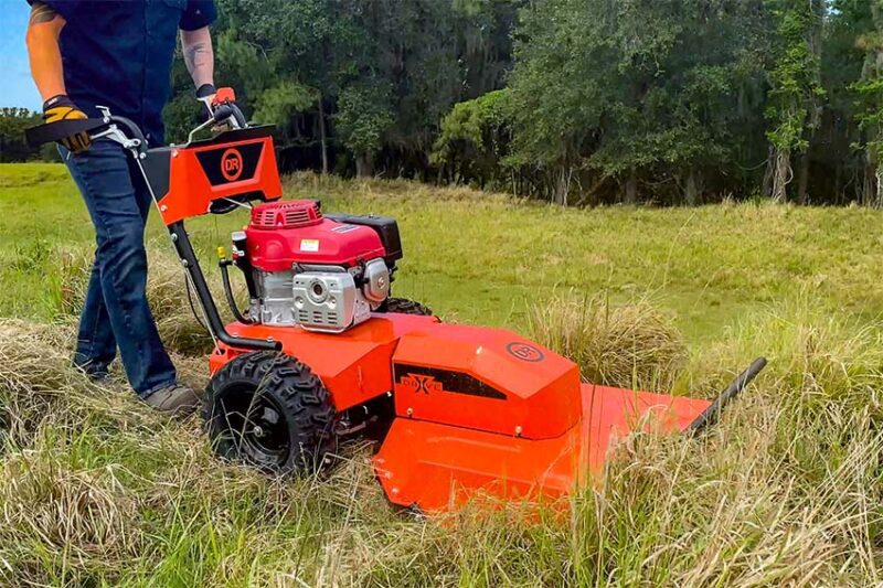 XD26 mowing brush grass