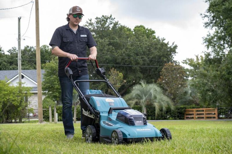 Makita XML11 mowing