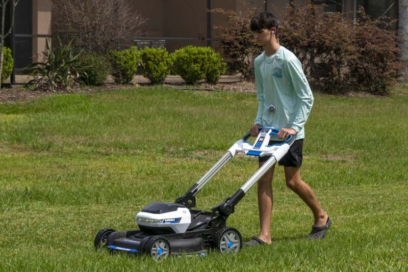 Hart 21-inch lawnmower mowing