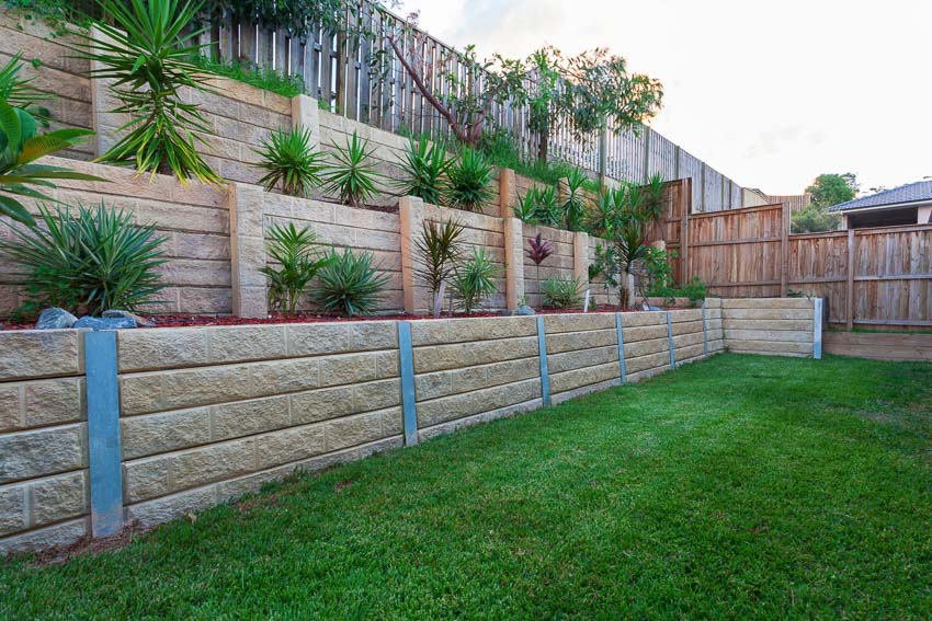 retaining wall cost