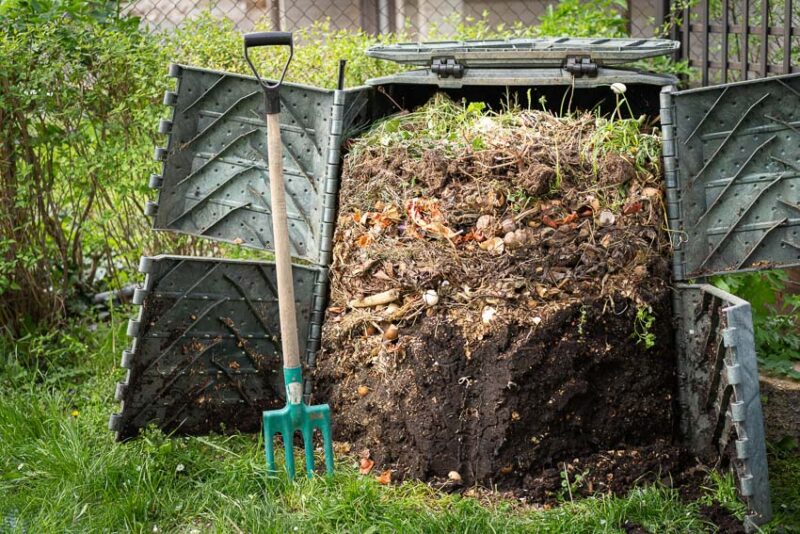 how to use compost to overwinter vegetable gardens